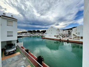 Luxury 2-Bed Marina Apartment